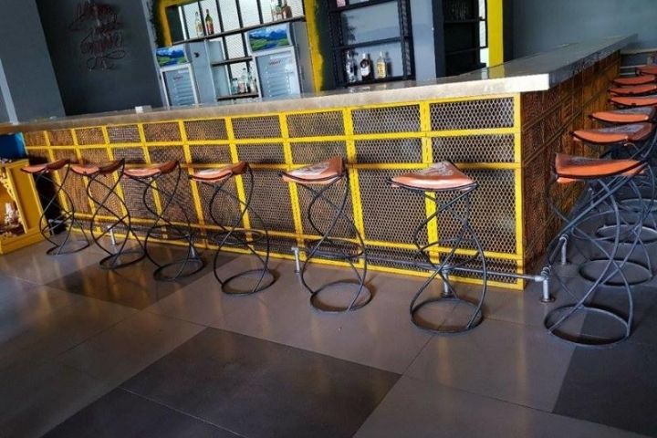Thiết kế quầy bar mini quán cafe bằng kim loại
